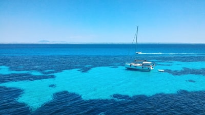白色的游艇在蓝色的大海
